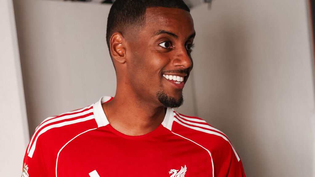 Liverpools nyförvärv, Alexander Isak, poserar i sin nya tröja.