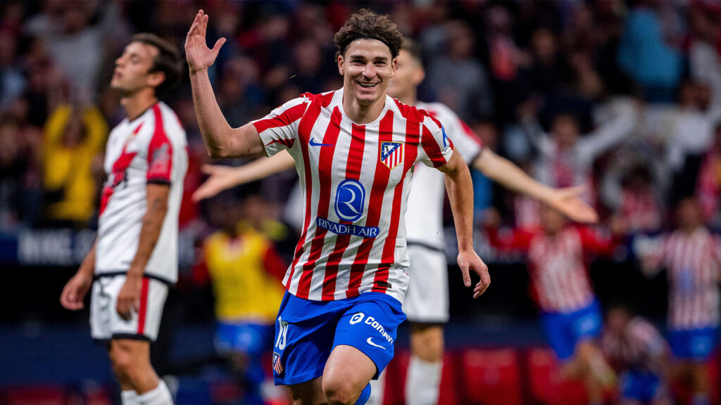 Madrid, Madrid, Spanien. 24 sep, 2025. Julian Alvarez från Atletico de Madrid firar sitt mål under LaLiga EA Sports-matchen mellan Atletico de Madrid och Rayo Vallecano på Estadio Riyadh Air Metropolitano den 24 september 2025 i Madrid, Spanien.