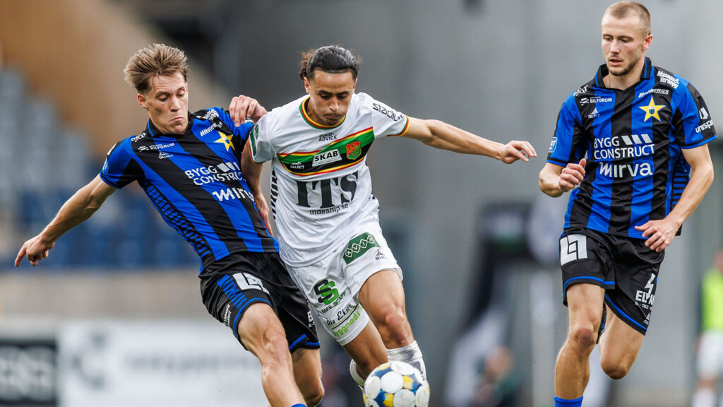 250914 Sirius Marcus Lindberg och GAIS Amin Boudri under fotbollsmatchen i Allsvenskan mellan Sirius och GAIS den 14 september 2025 i Uppsala.
