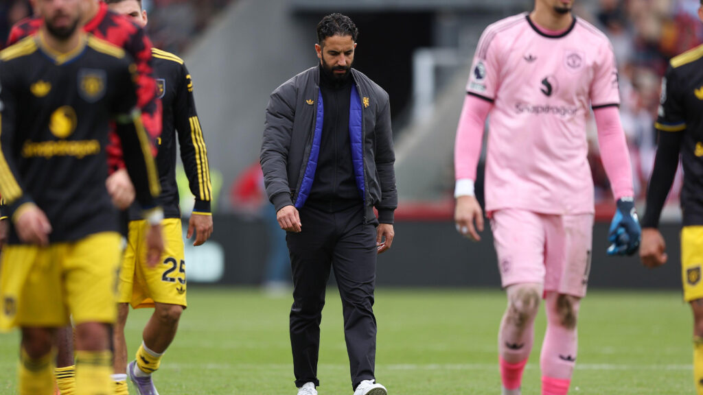 London, England, Storbritannien. 27 sep, 2025. Manchester Uniteds tränare Ruben Amorim ser nedslagen ut på planen framför bortafansen efter slutsignalen under Premier League-matchen mellan Brentford FC och Manchester United FC på Gtech Community Stadium, London, England, Storbritannien den 27 september 2025.