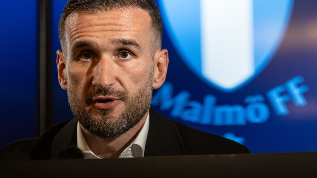 250928 Malmö FFs huvudtränare Anes Mravac vid en presskonferens efter fotbollsmatchen i Allsvenskan mellan Malmö FF och Värnamo den 28 september 2025 i Malmö.
