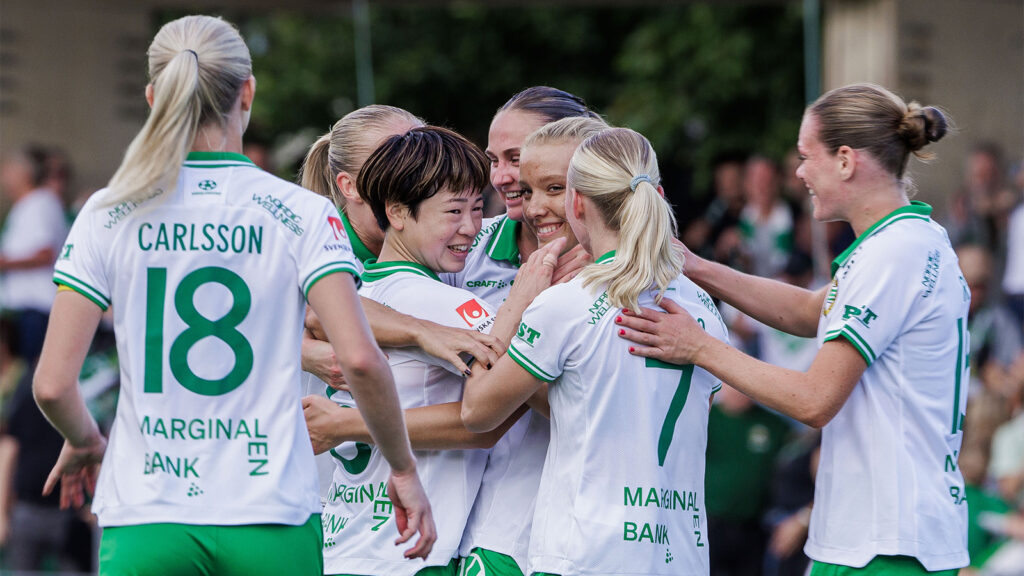 250913 Hammarbys Smilla Holmberg jublar efter 2-0 under fotbollsmatchen i Damallsvenskan mellan Hammarby och Linköping den 13 september 2025 i Stockholm.