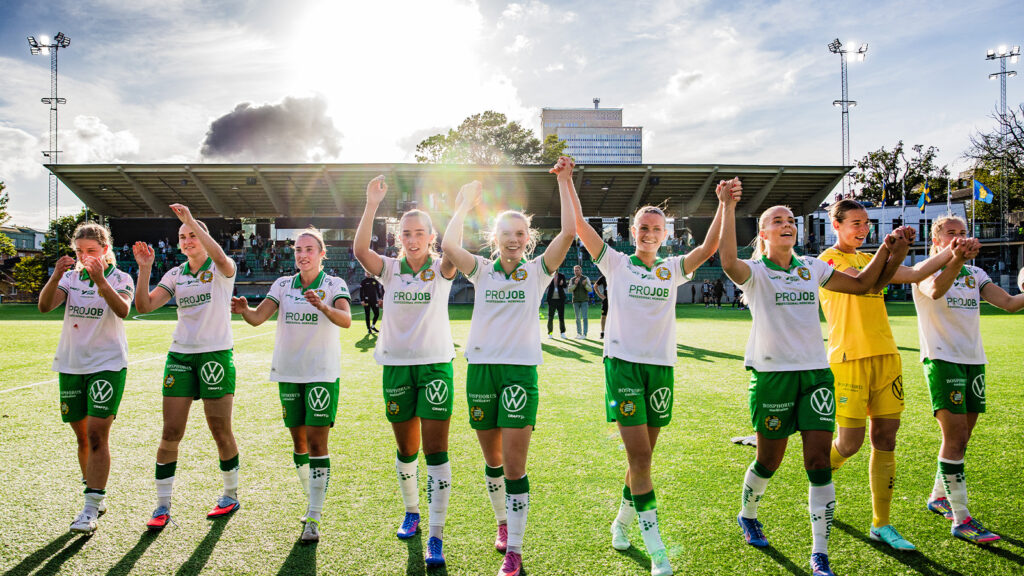 250913 Hammarbys Hannah Sjödahl, Vilde Hasund, Vilma Emilia Koivisto, Athinna Persson Lundgren, Bea Sprung, Sofia Reidy, Stina Lennartsson och målvakt Melina Loeck jublar efter fotbollsmatchen i Damallsvenskan mellan Hammarby och Linköping den 13 september 2025 i Stockholm.