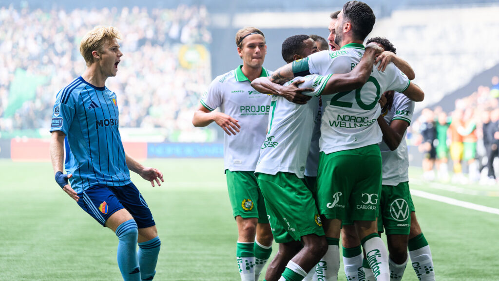 250914 Djurgårdens Theo Bergvall reagerar när Hammarbys Nahir Besara jublar tillsammans med lagkamrater efter 0-2 under fotbollsmatchen i Allsvenskan mellan Djurgården och Hammarby den 14 september 2025 i Stockholm.