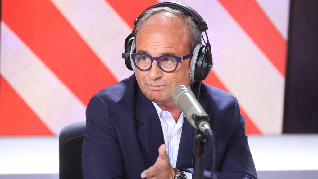 Sure! Here is the translation:
"Luis Campos intervjuas av Jerome Rothen på RMC i Paris, Frankrike, den 15 september 2025."