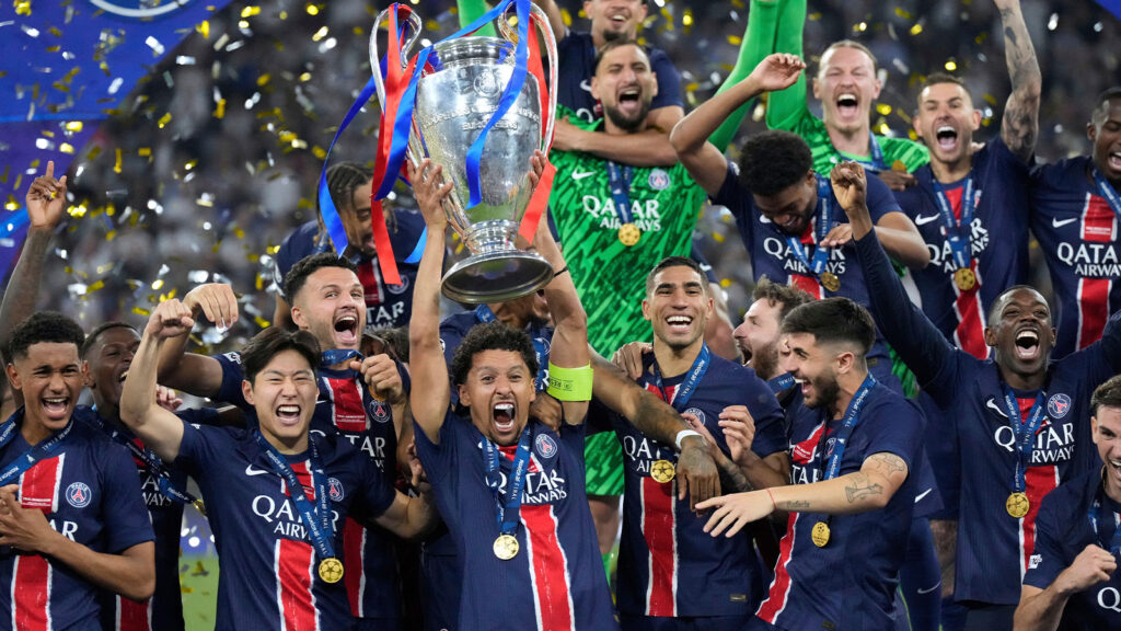 PSG-spelare firar med trofén efter att ha vunnit Champions League-finalen i fotbollsmatchen mellan Paris Saint-Germain och Inter Milan på Allianz Arena i München, Tyskland, lördagen den 31 maj 2025.