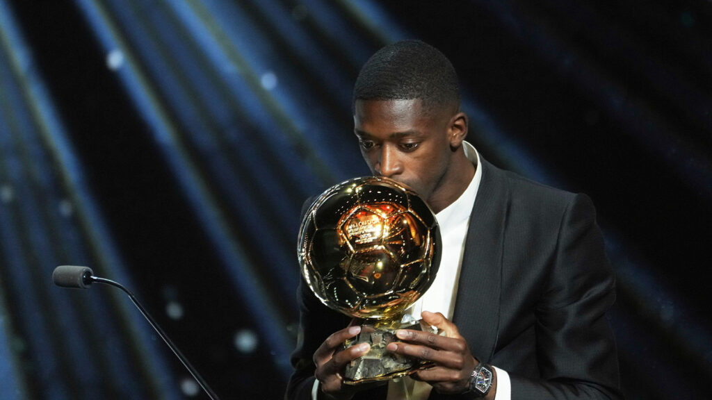 Paris Saint-Germains Ousmane Dembélé tar emot 2025 års Ballon d'Or för herrar under den 69:e Ballon d'Or-galan på Théâtre du Châtelet i Paris, måndag den 22 september 2025.