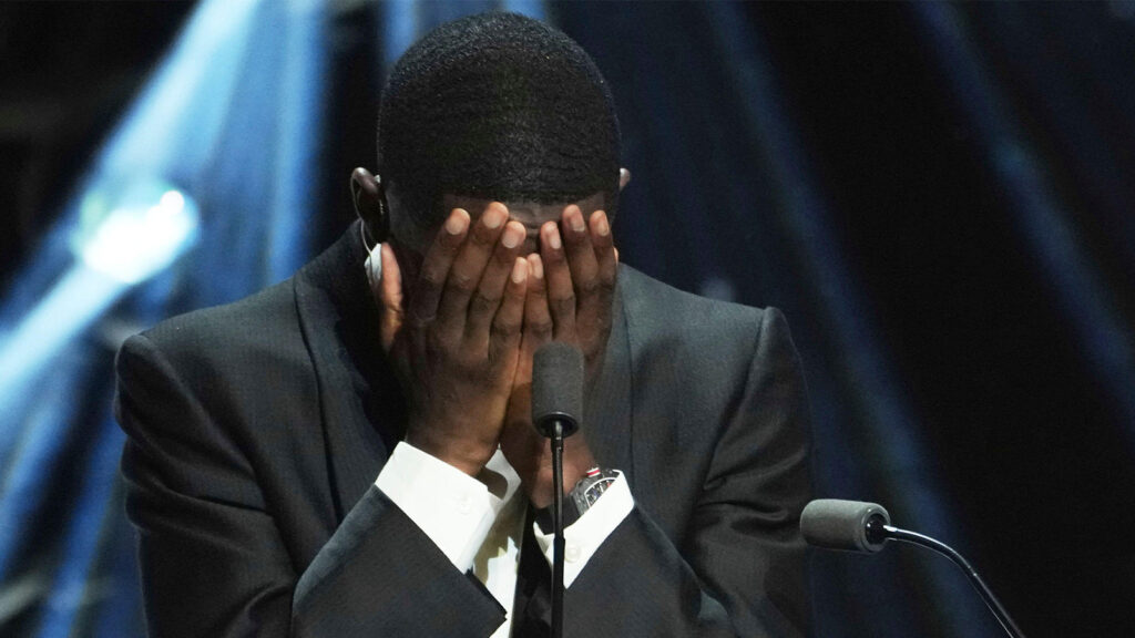 Översätt: Paris Saint-Germains Ousmane Dembélé reagerar när han tar emot 2025 års Ballon d'Or för herrar under den 69:e Ballon d'Or-galan på Théâtre du Châtelet i Paris, måndagen den 22 september 2025.
