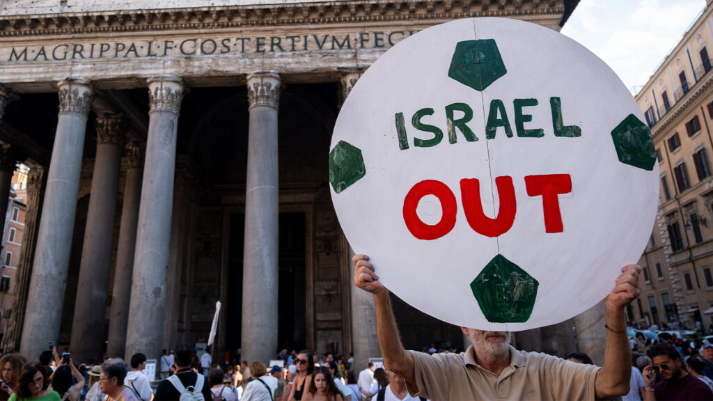 Rom, Italien. 26 aug, 2025. Hundratals medborgare samlas framför Pantheon för en manifestation i solidaritet med palestinierna, där de kräver ett omedelbart stopp på folkmordet och att det israeliska fotbollslandslaget ska förbjudas att spela mot det italienska landslaget och från att delta i nästa VM.