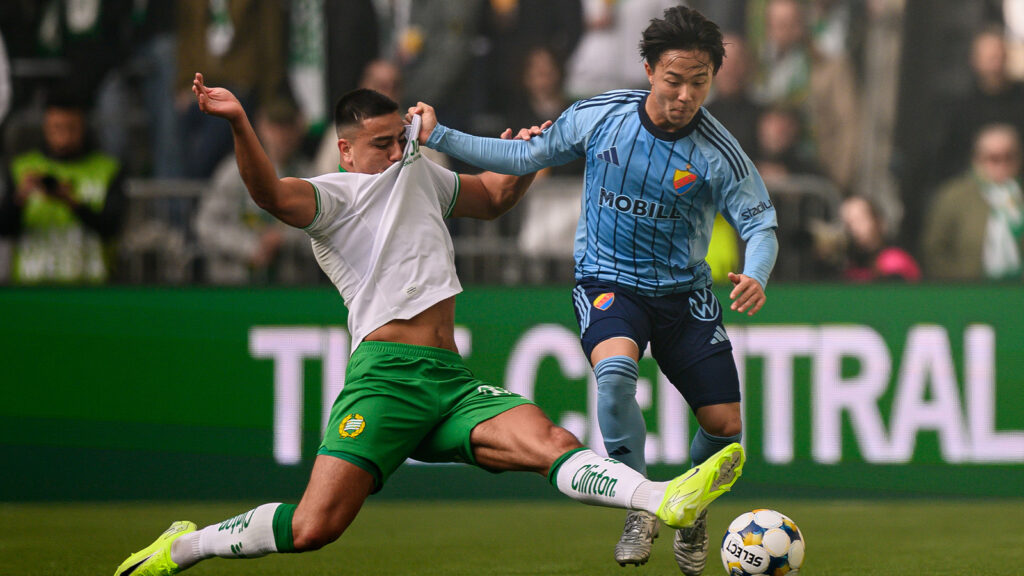 Hammarbys Jusef Erabi och Djurgårdens Keita Kosugi under fotbollsmatchen i Allsvenskan mellan Hammarby och Djurgården den 13 april 2025 i Stockholm.