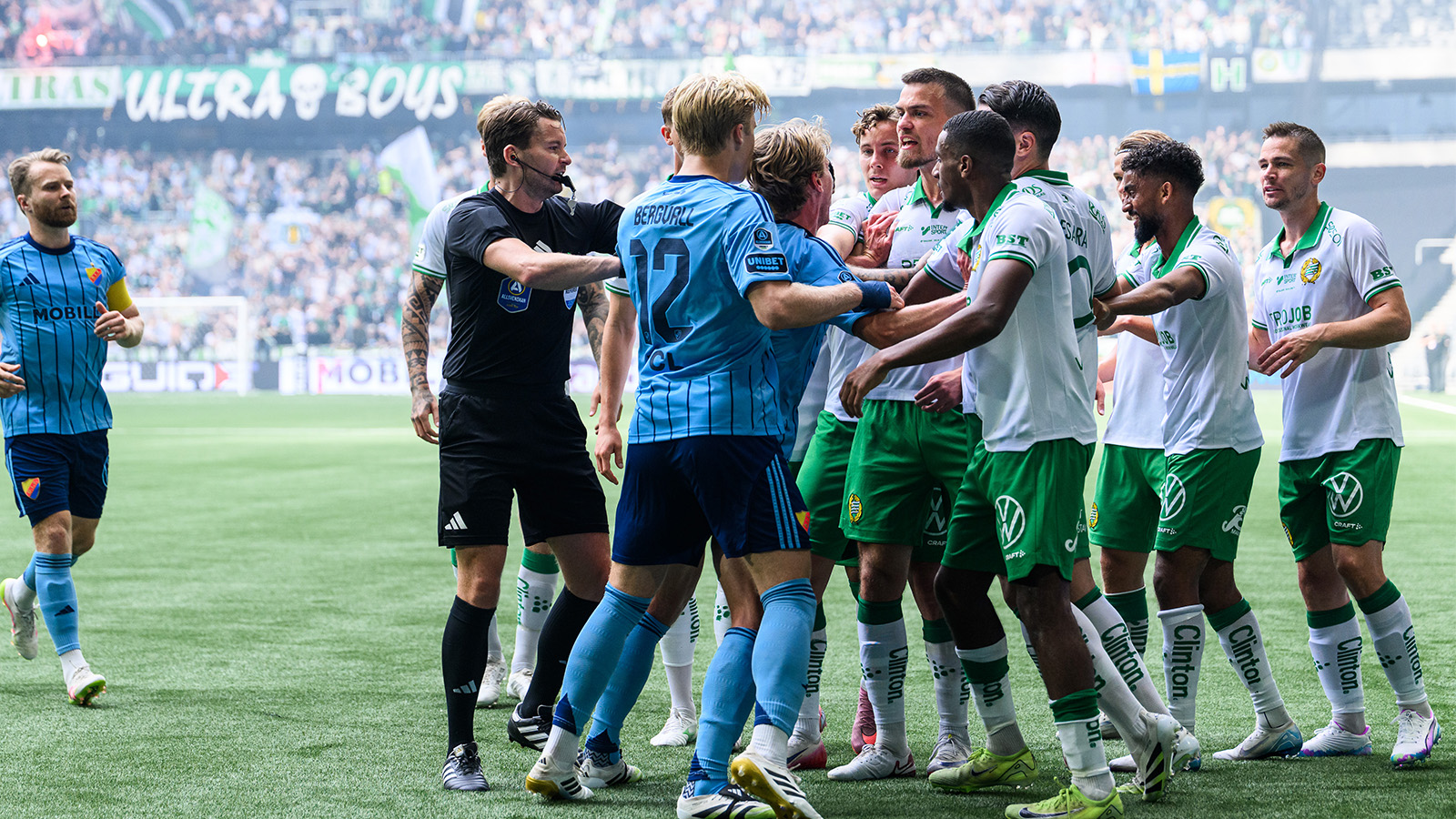 250914 Djurgårdens Theo Bergvall reagerar när Hammarbys Nahir Besara jublar tillsammans med lagkamrater efter 0-2 under fotbollsmatchen i Allsvenskan mellan Djurgården och Hammarby den 14 september 2025 i Stockholm.