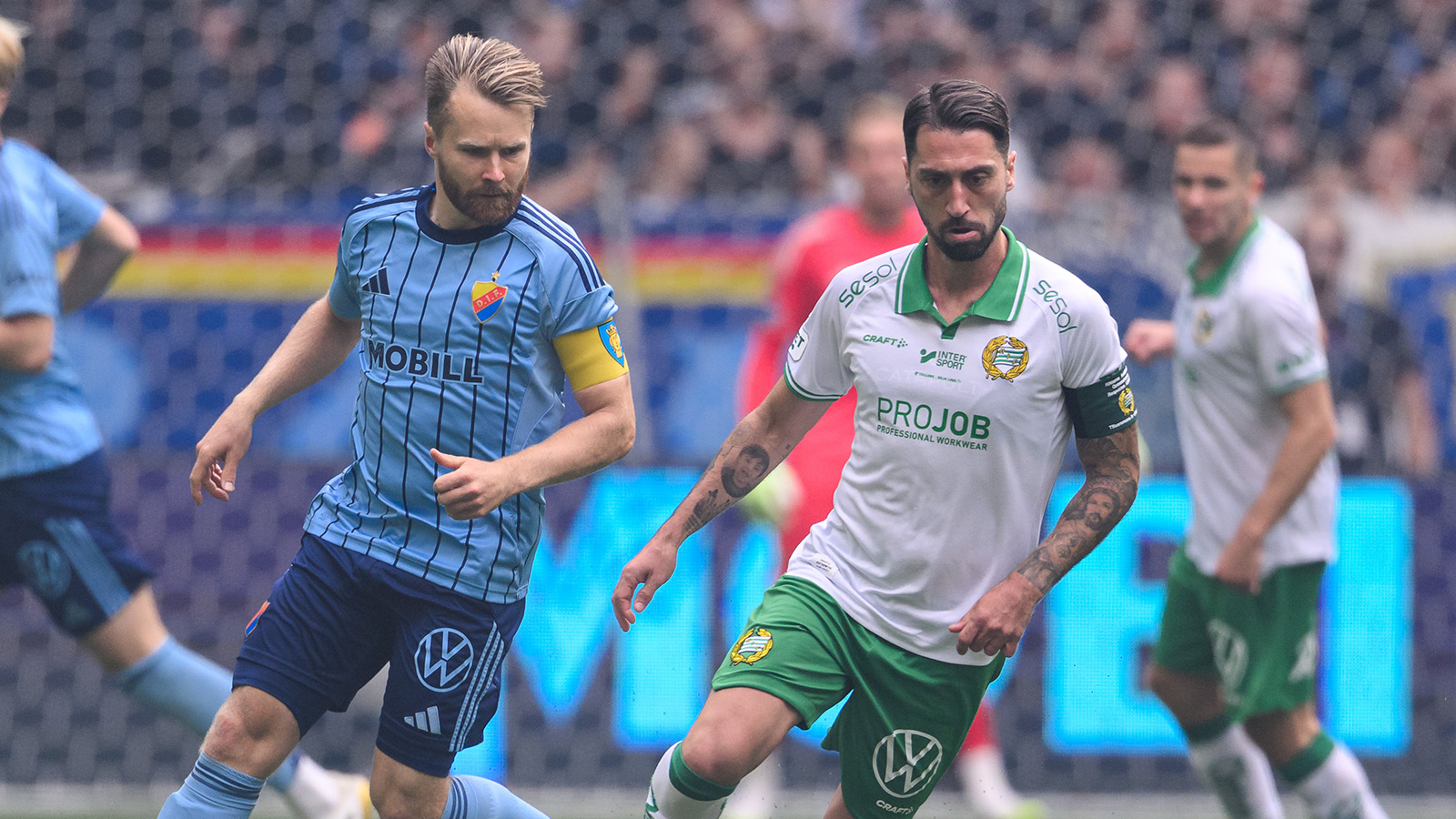 250914 Djurgårdens Jacob Une och Hammarbys Nahir Besara under fotbollsmatchen i Allsvenskan mellan Djurgården och Hammarby den 14 september 2025 i Stockholm.
