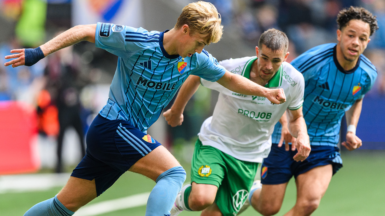 250914 Djurgårdens Theo Bergvall och Mikael Anderson och Hammarbys Oscar Johansson Schellhas under fotbollsmatchen i Allsvenskan mellan Djurgården och Hammarby den 14 september 2025 i Stockholm.
