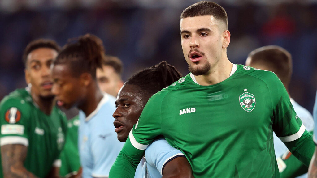 Rom, Italien 2024-11-28: Loum Tchaouna från Lazio, Edvin Kurtulus från Ludogorets under Uefa Europa League 2024-2025.