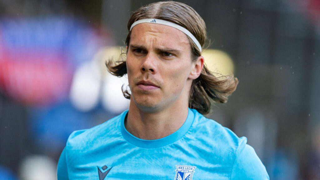 19 maj 2024, Łódź, Polen: Elias Andersson från Lech i aktion under den polska PKO Ekstraklasa-matchen mellan Widzew Łódź och Lech Poznań på Widzew Łódź kommunala stadion. Slutresultat: Widzew Łódź 1:1 Lech Poznań.