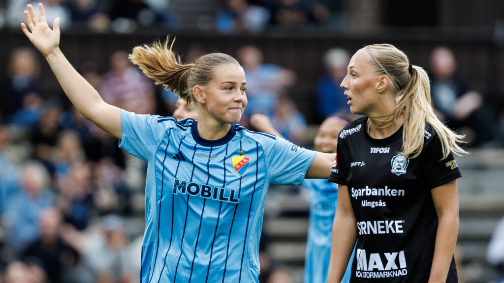 250906 Djurgårdens Elsa Pelgander jublar efter 3-1 under fotbollsmatchen i Damallsvenskan mellan Djurgården och Alingsås den 6 september 2025 i Stockholm.