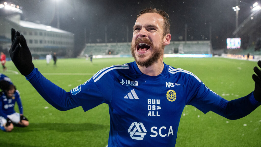 241124 GIF Sundsvalls Pontus Engblom jublar efter 2-2 under fotbollsmatchen i kvalet till Superettan mellan GIF Sundsvall och FC Stockholm den 24 november 2024 i Sundsvall.
