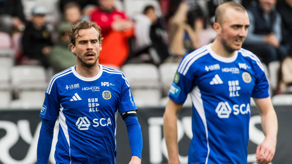 250517 GIF Sundsvalls Pontus Engblom och Dennis Olsson deppar under fotbollsmatchen i Superettan mellan Örebro och GIF Sundsvall den 17 maj 2025 i Örebro.
