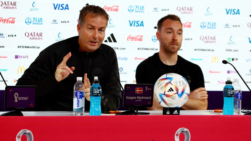 221125 Fotboll, Presskonferens - Fotboll VM 2022 i Qatar - Danmarks presskonferens - Main Media Center, Doha, Qatar - 25 november 2022. Danmarks tränare Kasper Hjulmand och Christian Eriksen under presskonferensen. REUTERS/Gareth Bumstead