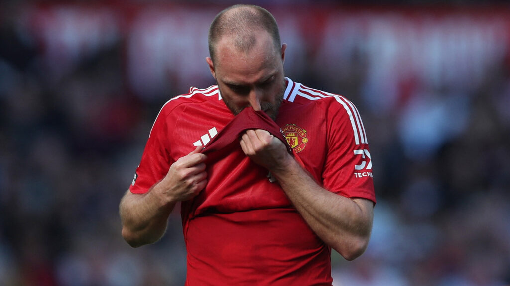 250420 Fotboll, Premier League Fotboll - Premier League - Manchester United mot Wolverhampton Wanderers - Old Trafford, Manchester, Storbritannien - 20 april 2025 Manchester Uniteds Christian Eriksen reagerar.