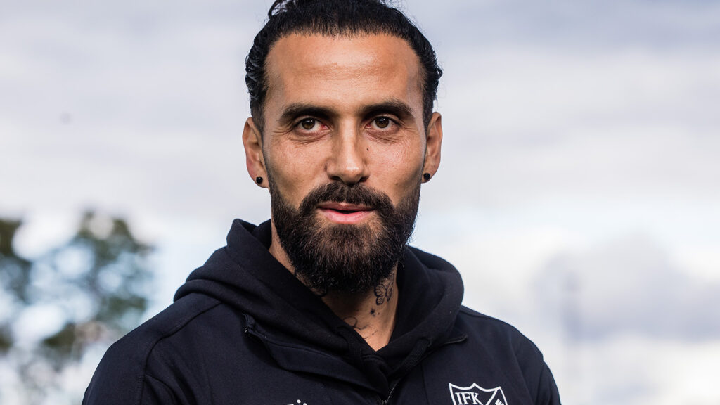 250820 Haninges tränare Erkan Zengin inför fotbollsmatchen i Svenska Cupen mellan IFK Haninge och Elfsborg den 20 augusti 2025 i Stockholm.