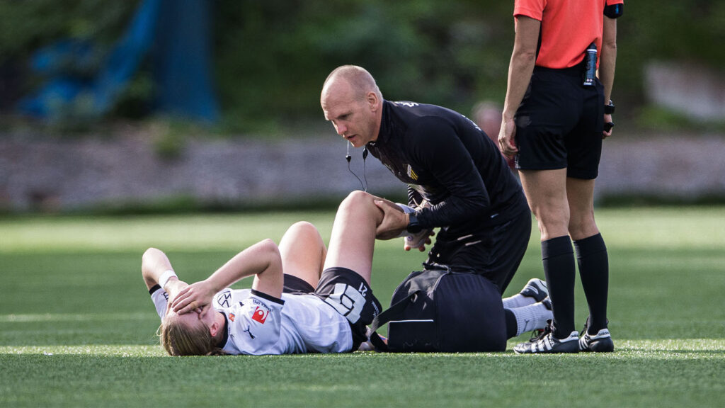 250927 Häckens Johanna Fossdalsá Sørensen har ont under fotbollsmatchen i Damallsvenskan mellan AIK och Häcken den 27 september 2025 i Stockholm.
