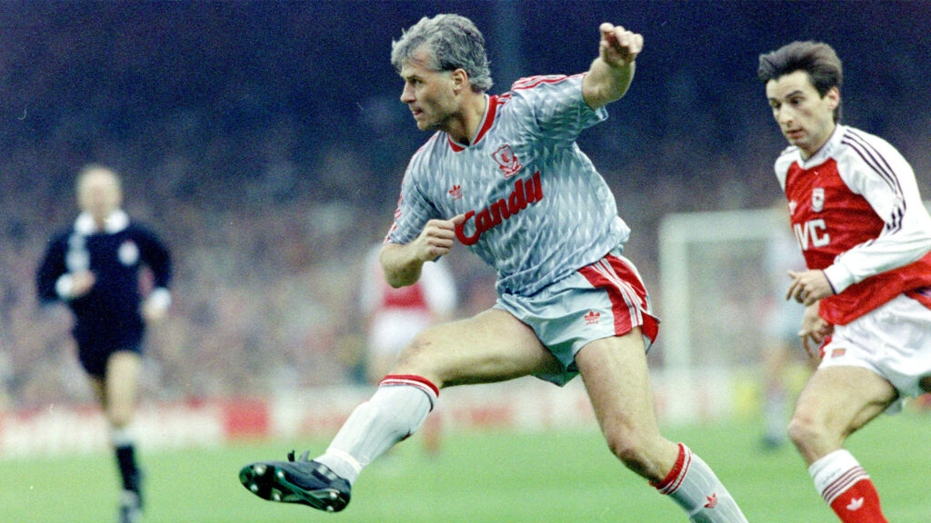 901202 Fotboll, Första Divisionen, Storbritannien. Arsenal - Liverpool: Liverpools Glenn Hysen. FOTO: BILDBYRÅN D161 01 scanx Fotboll Barclays League Div 1 Arsenal Liverpool bbeng dia fotboll engelska fotbollsligan första divisionen säsongen 1990-1991 1990-91 1990/91 1990