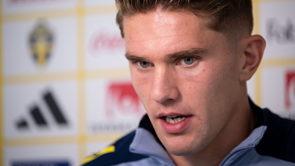 250902 Viktor Gyökeres från svenska fotbollslandslaget i den mixade zonen efter en träningssession den 2 september 2025 i Stockholm.