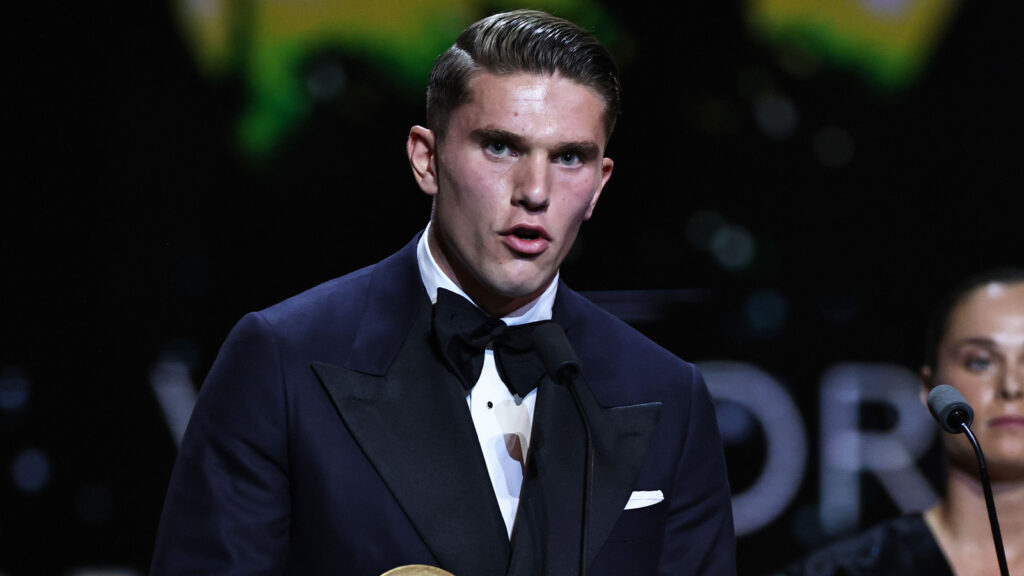 Paris, Frankrike. 22 september 2025. Arsenals svenska spelare Viktor Gyökeres talar efter att ha vunnit Gerd Müller-trofén för bästa anfallare under 2025 års Ballon d'Or-gala arrangerad av France Football på Théâtre du Châtelet i Paris, Frankrike, den 22 september 2025.
