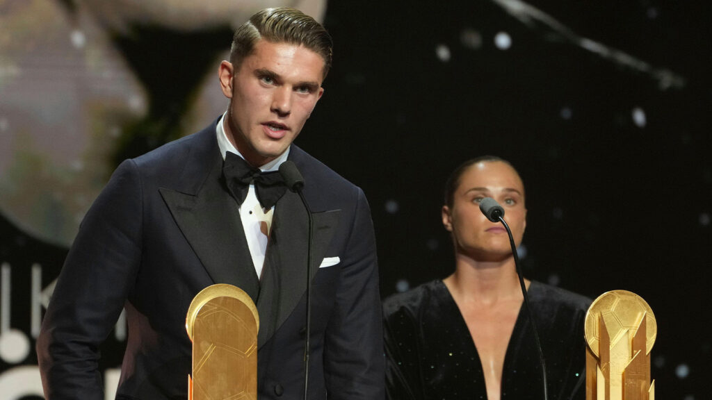 Sportings Viktor Gyökeres tar emot Gerd Müller-trofén under den 69:e Ballon d'Or-galan på Théâtre du Châtelet i Paris, måndag den 22 september 2025.