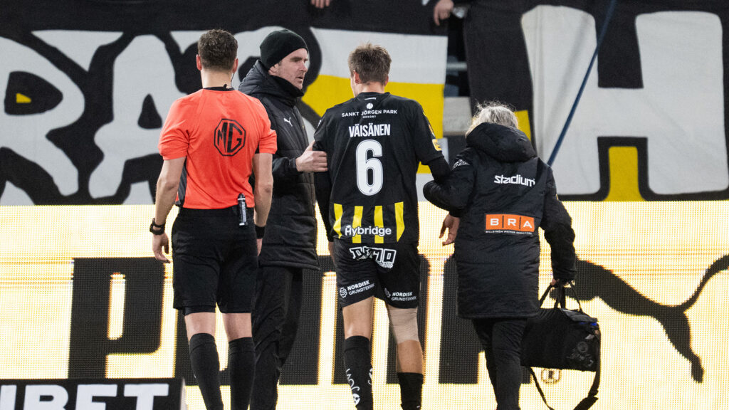 250329 Häckens Leo Väisänen utgår skadad under fotbollsmatchen i Allsvenskan mellan Häcken och Brommapojkarna den 29 mars 2025 i Göteborg.