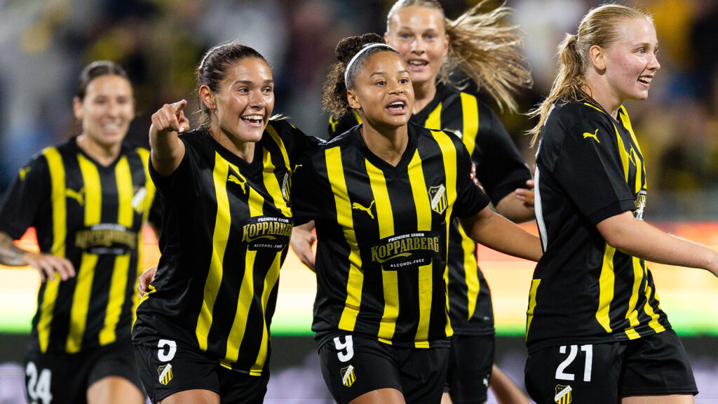 250911 Felicia Schröder of Häcken celebrates with team mates Mary Caroline Wickenheiser and Johanna Fossdalsá Sørensen after the 1-1 goal during the first leg of Women's Champions League playoff football match between Häcken and Atletico Madrid on September 11, 2025 in Göteborg.