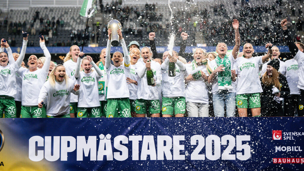 250521 Hammarbys spelare jublar med pokalen efter finalen i Svenska Cupen mellan Hammarby och IFK Norrköping den 21 maj 2025 i Stockholm.
