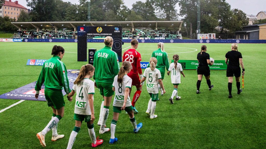 250822 Hammarbys spelare under inmarschen inför fotbollsmatchen i Damallsvenskan mellan Hammarby och Kristianstad den 22 augusti 2025 i Stockholm.