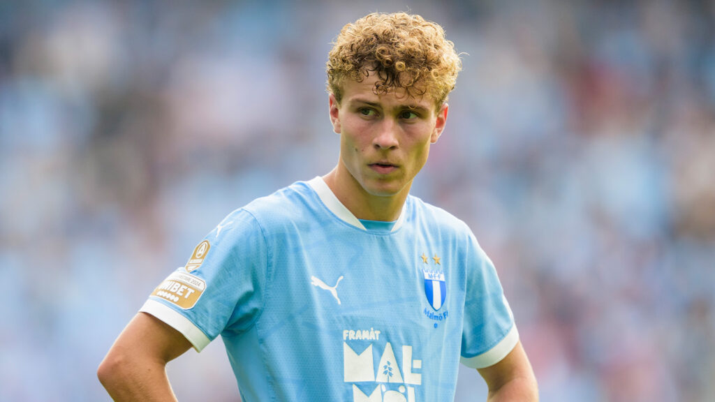 250920 Malmö FFs Hugo Bolin under fotbollsmatchen i Allsvenskan mellan Malmö FF och Djurgården den 20 september 2025 i Malmö.
