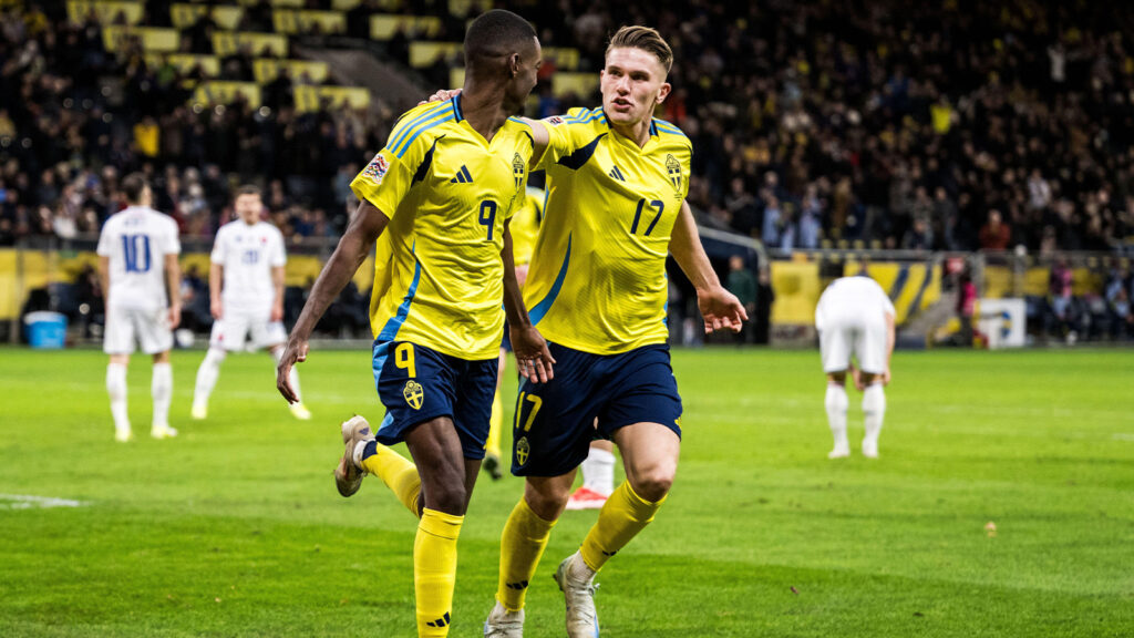 Alexander Isak och Viktor Gyökeres från Sverige firar 2-1 under Nations League-matchen i fotboll mellan Sverige och Slovakien den 16 november 2024 i Stockholm.