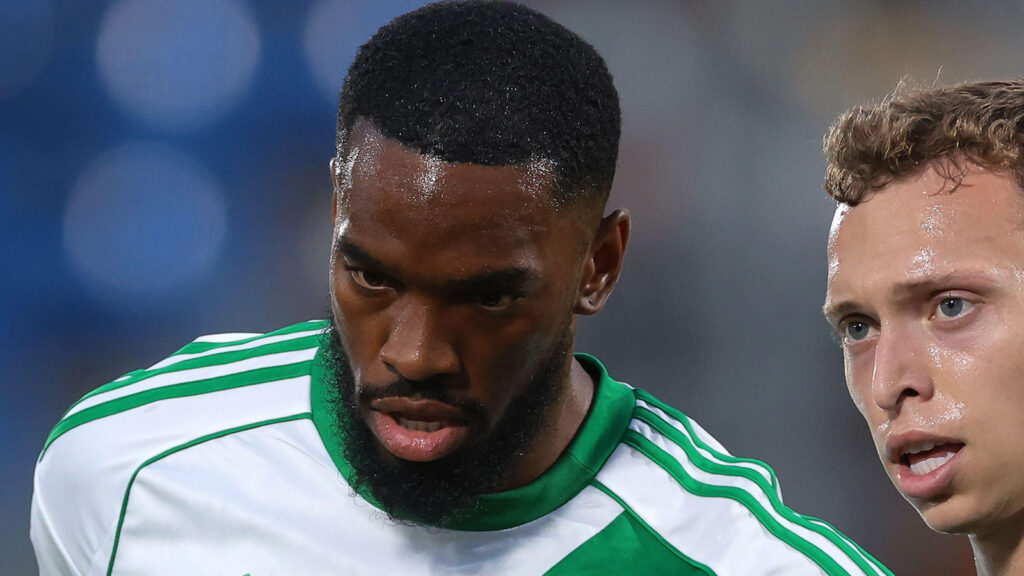 Como, Italien. 26 juli 2025. Ivan Toney från Al-Ahli SFC och Alistair Johnston från Celtic under försäsongsmatchen mellan Al-Ahli och Celtic på Stadio Giuseppe Sinigaglia, Como.