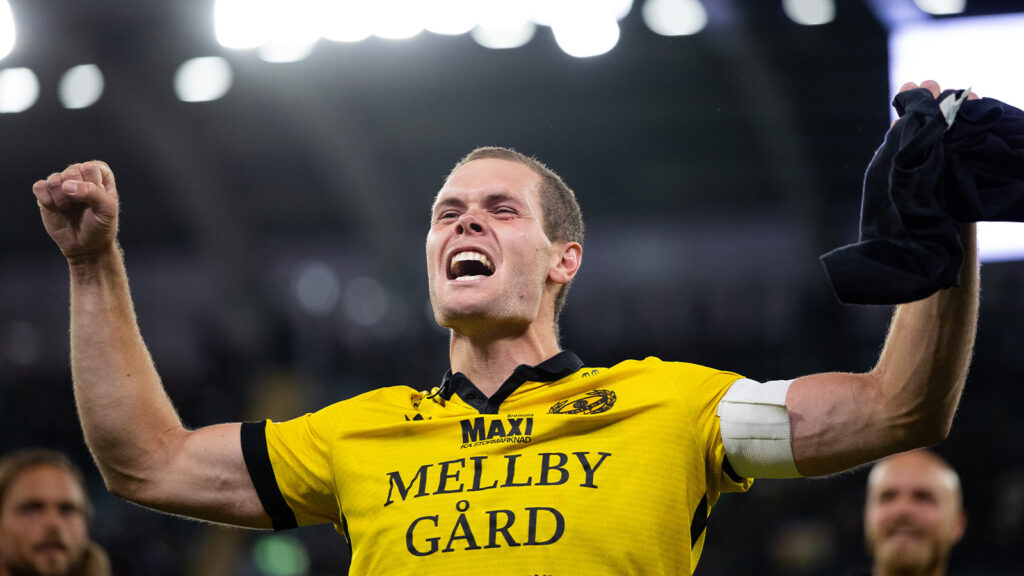 250825 Mjällbys Jacob Bergström jublar framför supportrarna efter fotbollsmatchen i Allsvenskan mellan GAIS och Mjällby den 25 augusti 2025 i Göteborg.