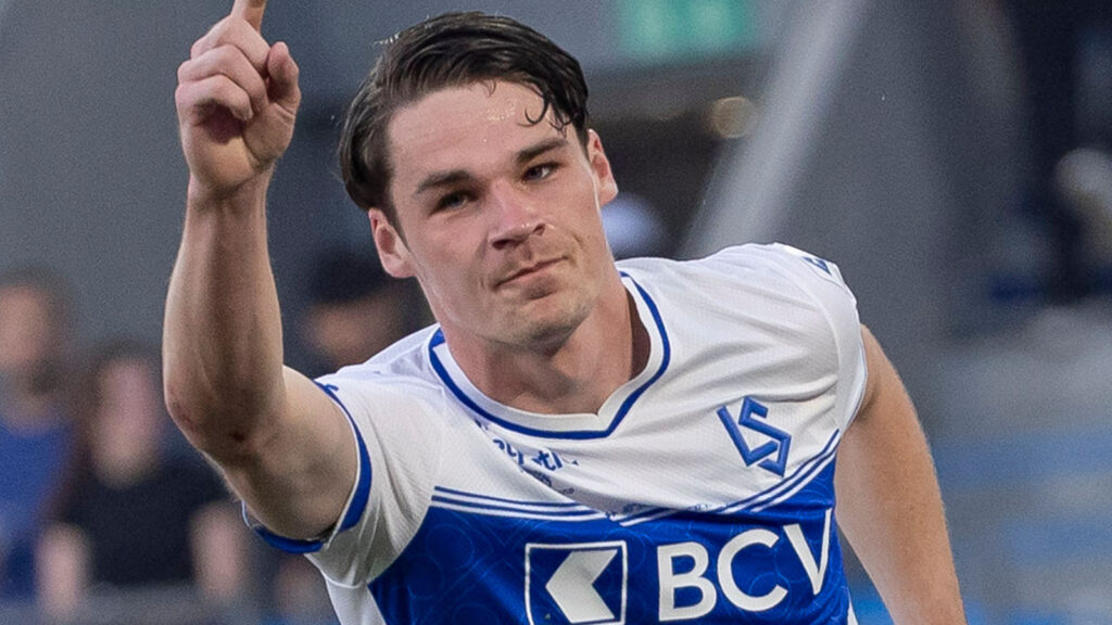 250514, Fotboll, Schweiziska Ligan: 14.05.2025; Lausanne; Fotboll Super League - FC Lausanne-Sport - FC Basel; Jamie Roche (Lausanne) jublar efter sitt mål till 1-0. Besvikelse hos Anton Kade (Basel).
