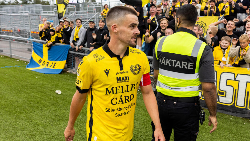 250913 Mjällbys Jesper Gustavsson jublar med supportrar efter fotbollsmatchen i Allsvenskan mellan Degerfors och Mjällby den 13 september 2025 i Degerfors.

