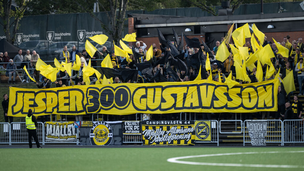 250928 Mjällbys supportrar inför fotbollsmatchen i Allsvenskan mellan Brommapojkarna och Mjällby den 28 september 2025 i Stockholm.