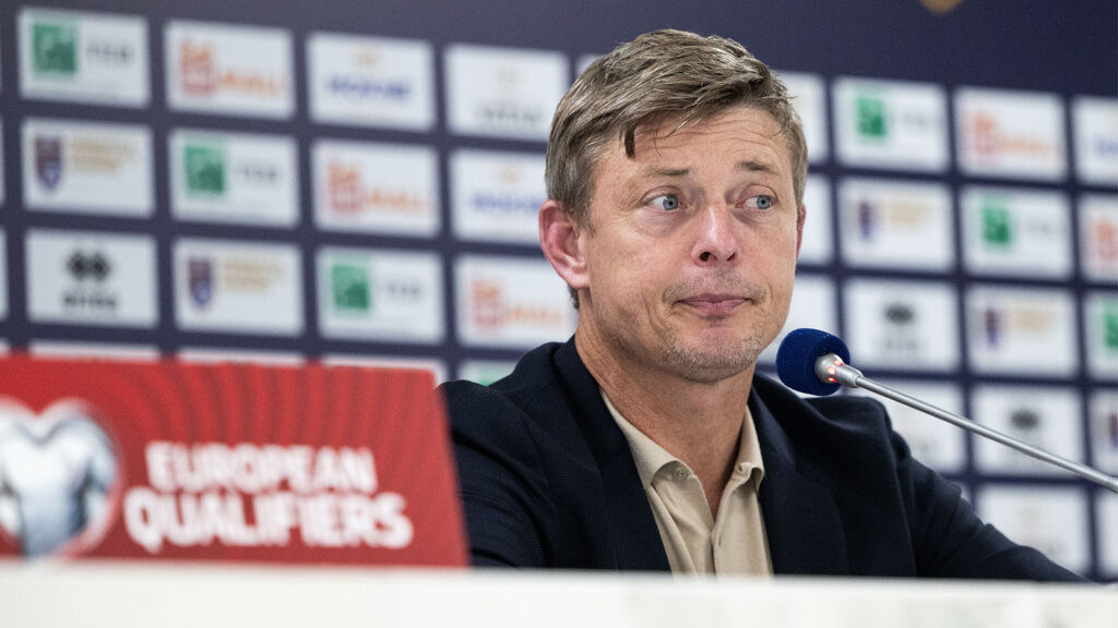 250908 Huvudtränare Jon Dahl Tomasson från Sverige under presskonferensen efter FIFA-världskvalmatchen i fotboll mellan Kosovo och Sverige den 8 september 2025 i Pristina.