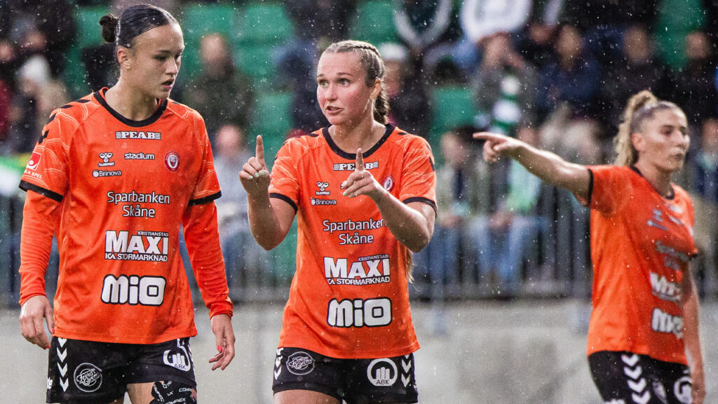 250822 Kristianstads Amy Sayer och Alexandra Johannsdottir deppar under fotbollsmatchen i Damallsvenskan mellan Hammarby och Kristianstad den 22 augusti 2025 i Stockholm.