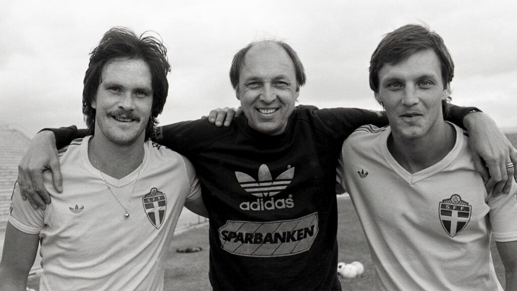 821113 Fotboll, EM-Kval, Sverige, Träning: Klas Johansson, Lars Laban Arnesson, Förbundskapten och Sten-Ove Putte Ramberg