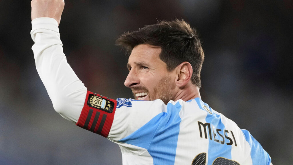Argentinas Lionel Messi firar efter att ha gjort sitt lags tredje mål mot Venezuela under en VM-kvalmatch 2026 på Monumental-stadion i Buenos Aires, Argentina, torsdagen den 4 september 2025.