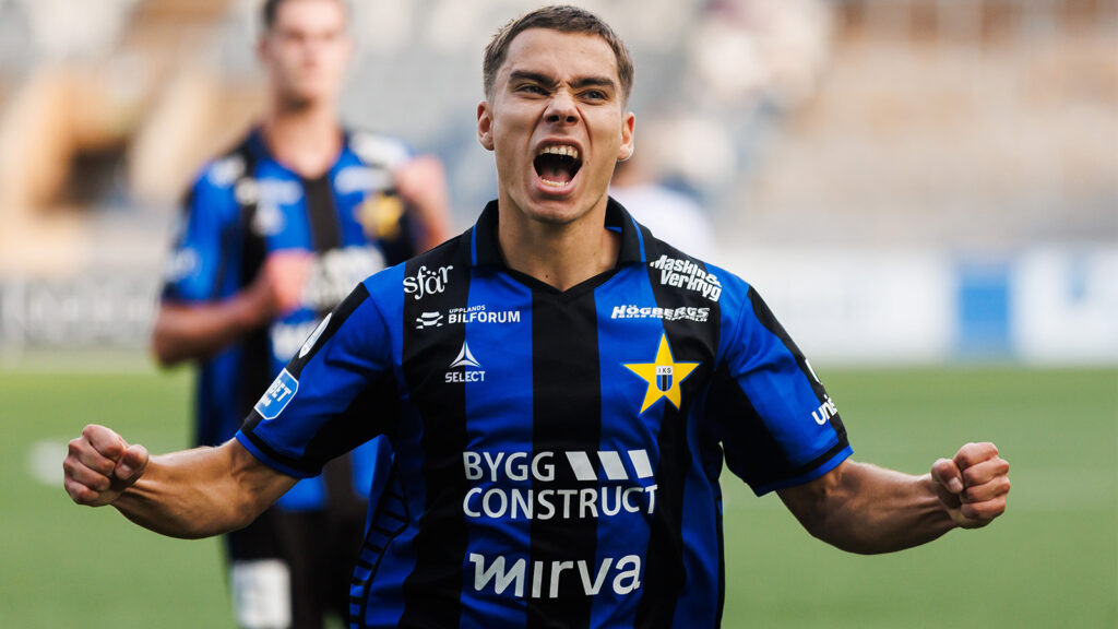 250803 Sirius Leo Walta jublar efter 1-0 under fotbollsmatchen i Allsvenskan mellan Sirius och Öster den 3 augusti 2025 i Uppsala.
