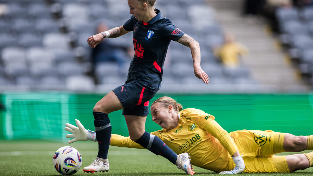 250906 Malmö FFs Nathalie Hoff Persson gör 2-1 på Hammarbys målvakt Melina Loeck under fotbollsmatchen i Damallsvenskan mellan Hammarby och Malmö FF den 6 september 2025 i Stockholm.