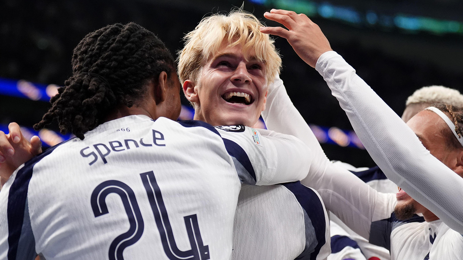 Tottenham Hotspurs Lucas Bergvall och lagkamrater firar ett självmål av Villarreals Luiz Junior under UEFA Champions League-matchen på Tottenham Hotspur Stadium, London.