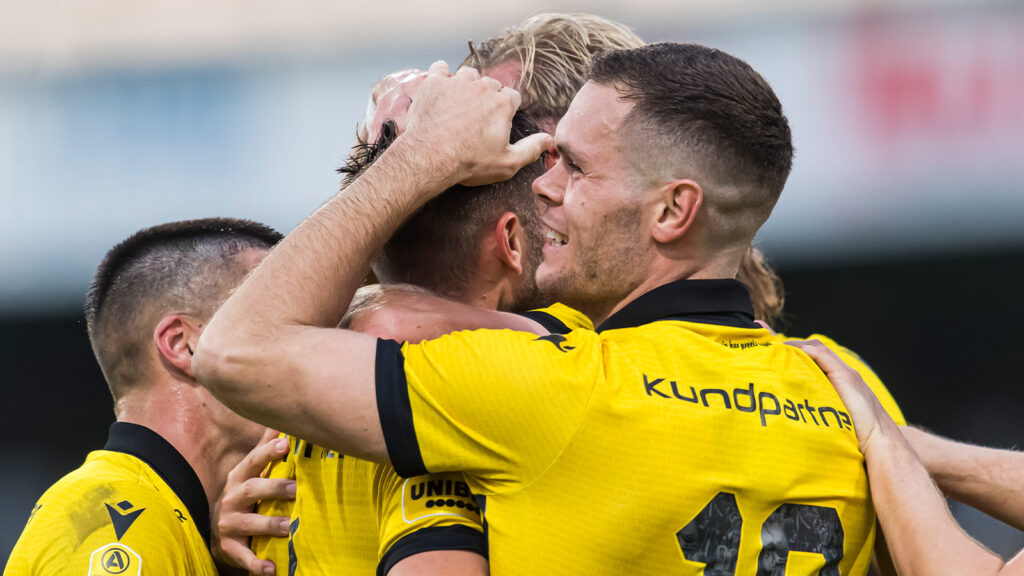 250920 Mjällbys Axel Norén och Jacob Bergström jublar efter 1-0 under fotbollsmatchen i Allsvenskan mellan Mjällby och Öster den 20 september 2025 i Hällevik.