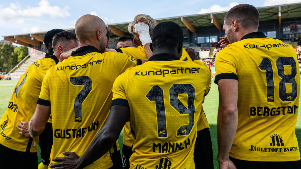 250928 Mjällbys Herman Johansson jublar med lagkamrater efter 0-1 under fotbollsmatchen i Allsvenskan mellan Brommapojkarna och Mjällby den 28 september 2025 i Stockholm.